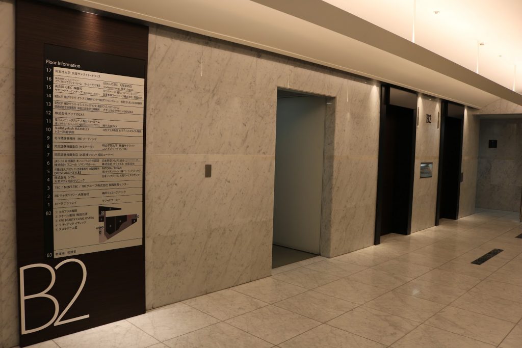 梅田スクウエアビルの地下エレベーターホール